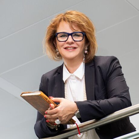 Helene Hartmann schaut in die Kamera